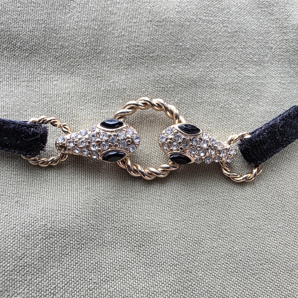 🤍 Velvet Snake Choker - Picture 2 of 6